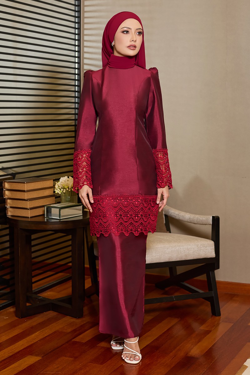 ZALIA KURUNG IN BERGUNDY